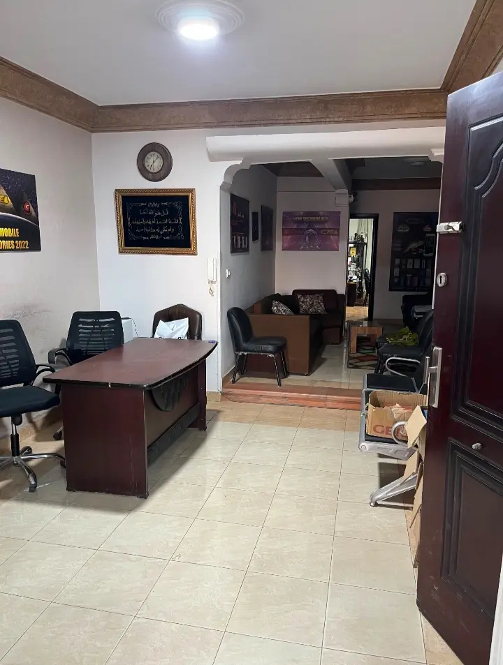 شقة 200م مسجلة تطل على عباس العقاد مباشرة (عائد استثماري ممتاز)