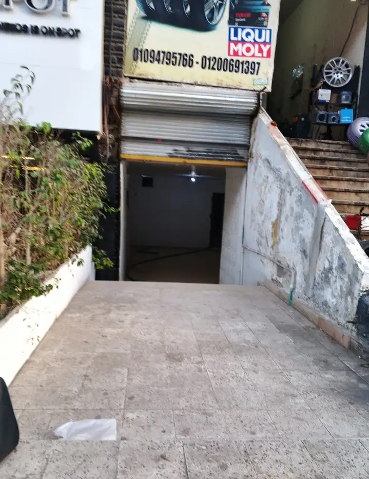 محل 60م للإيجار بأول عباس العقاد - موقع حيوي لخدمات السيارات - عقار في مدينة نصر