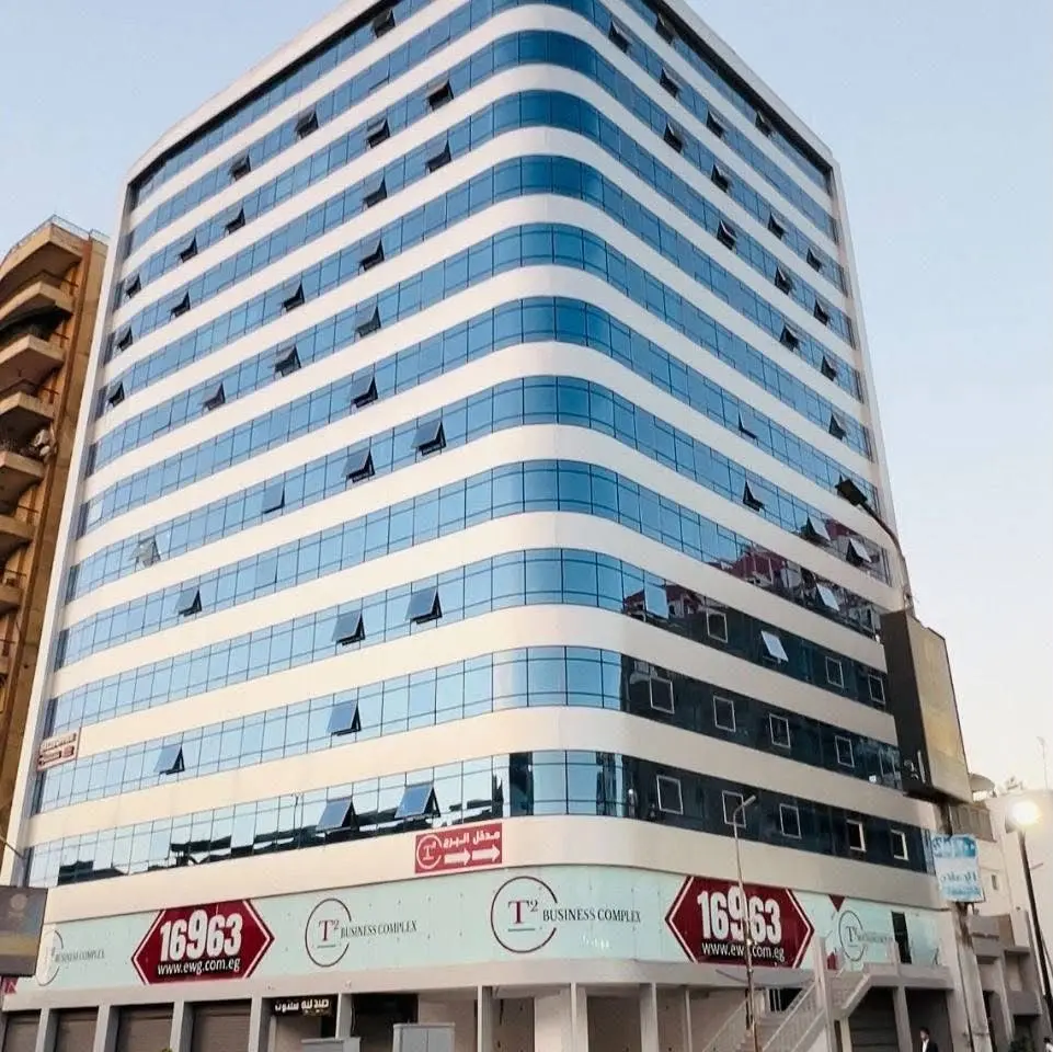 وحدة إدارية / عيادة فخمة 41م للإيجار في مبنى تجاري (واجهة زجاجية)